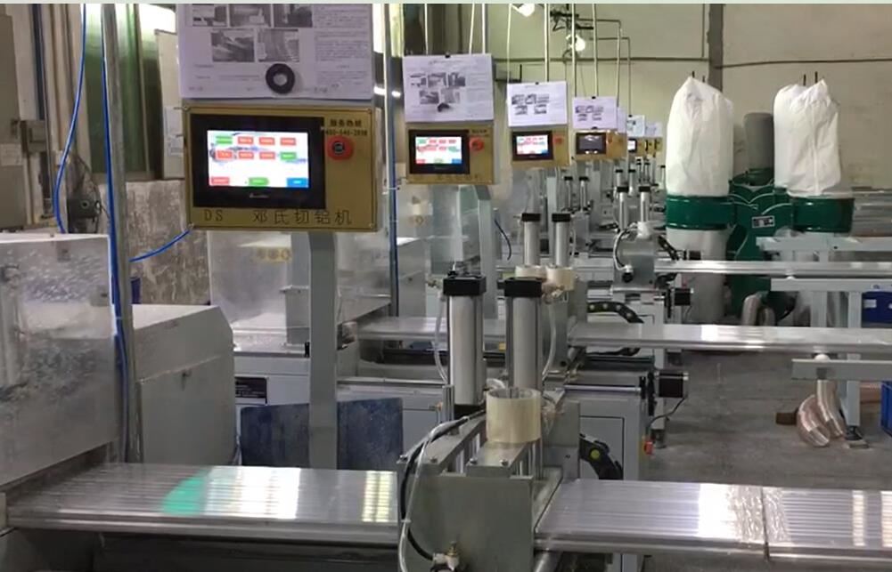 切鋁機客戶使用現(xiàn)場，8臺切鋁設備并切，3人操作